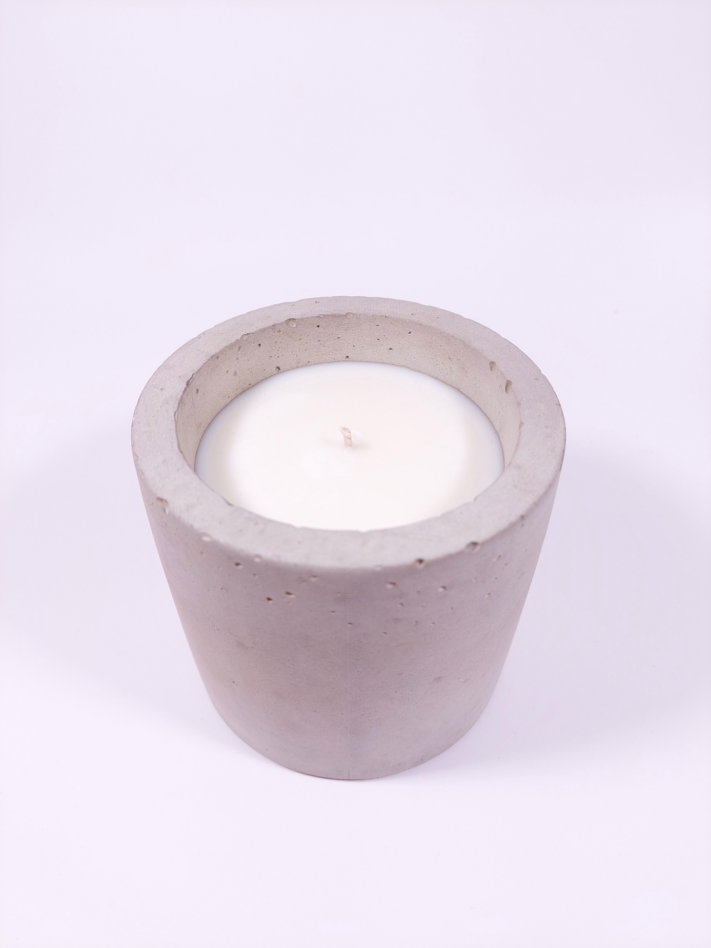 Sojų vaško žvakė betoniniame indelyje